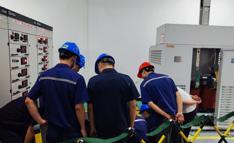 售后團(tuán)隊(duì)在廣東長(zhǎng)江機(jī)進(jìn)行現(xiàn)場(chǎng)調(diào)試